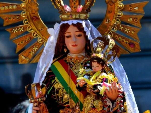20348-una-comitiva-del-cd-participa-de-las-celebraciones-a-la-virgen-de-urkupinia-e1596558676338