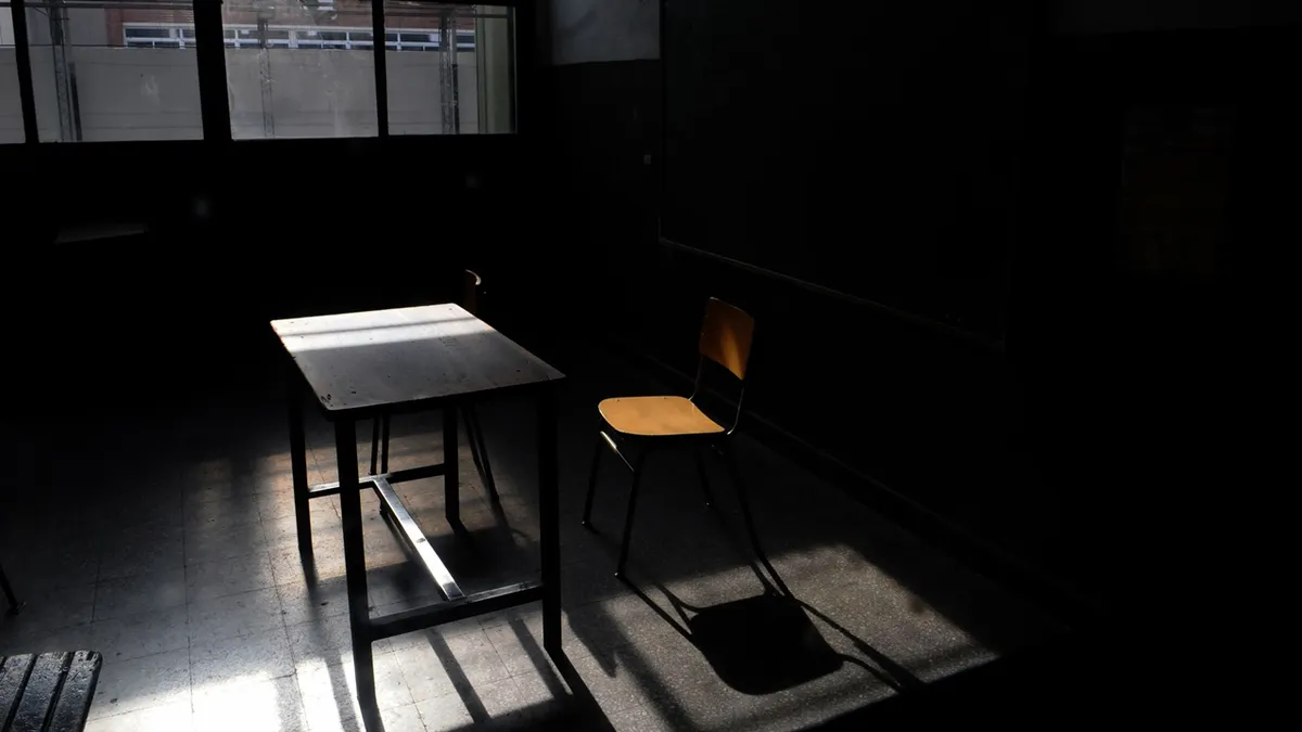 aula-vacia-escuela-oscuro-negro-_9x16jpg