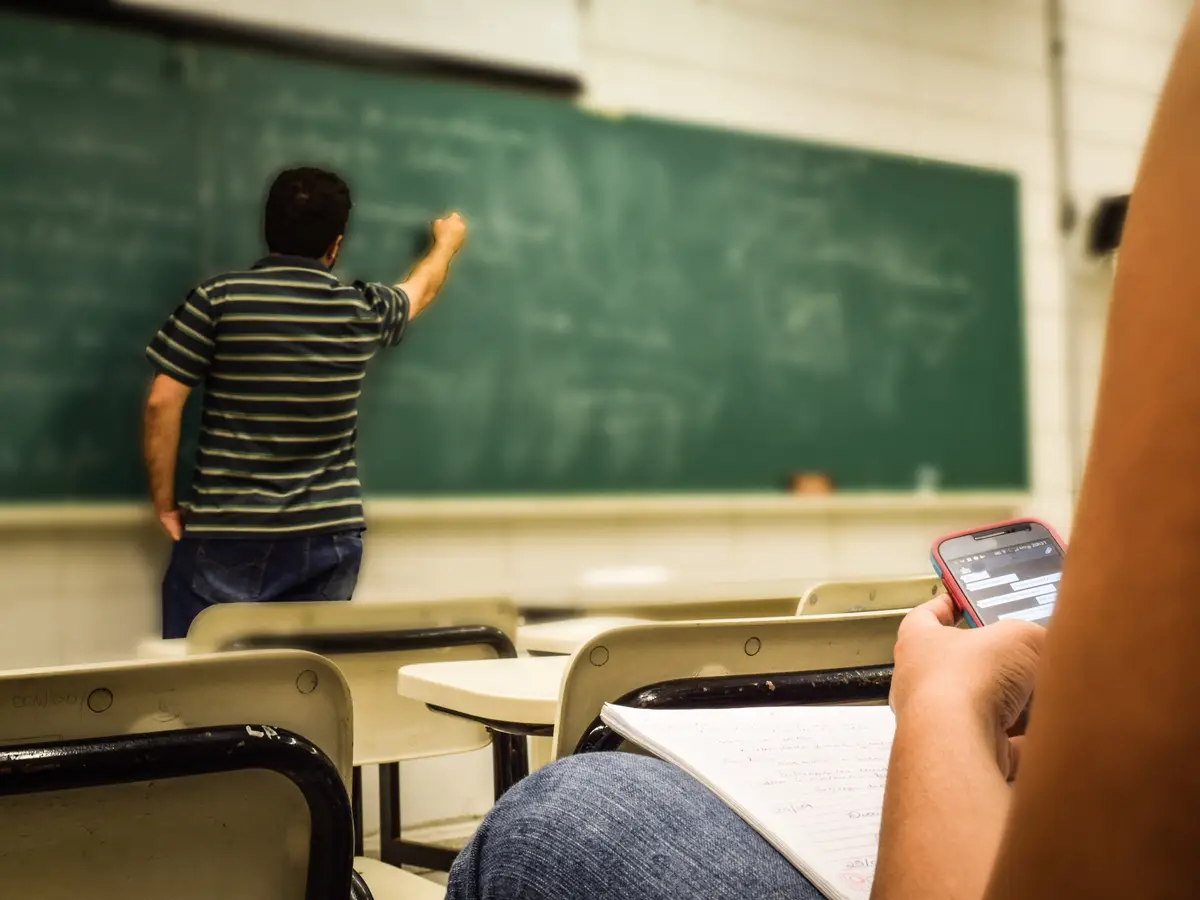 profesor-dando-clase_103
