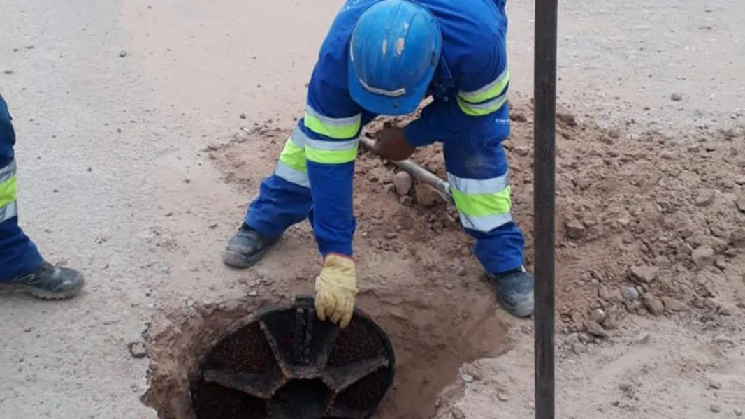 95333-aguas-del-norte-trabajo-en-la-limpieza-del-sistema-de-cloacas-en-la-union