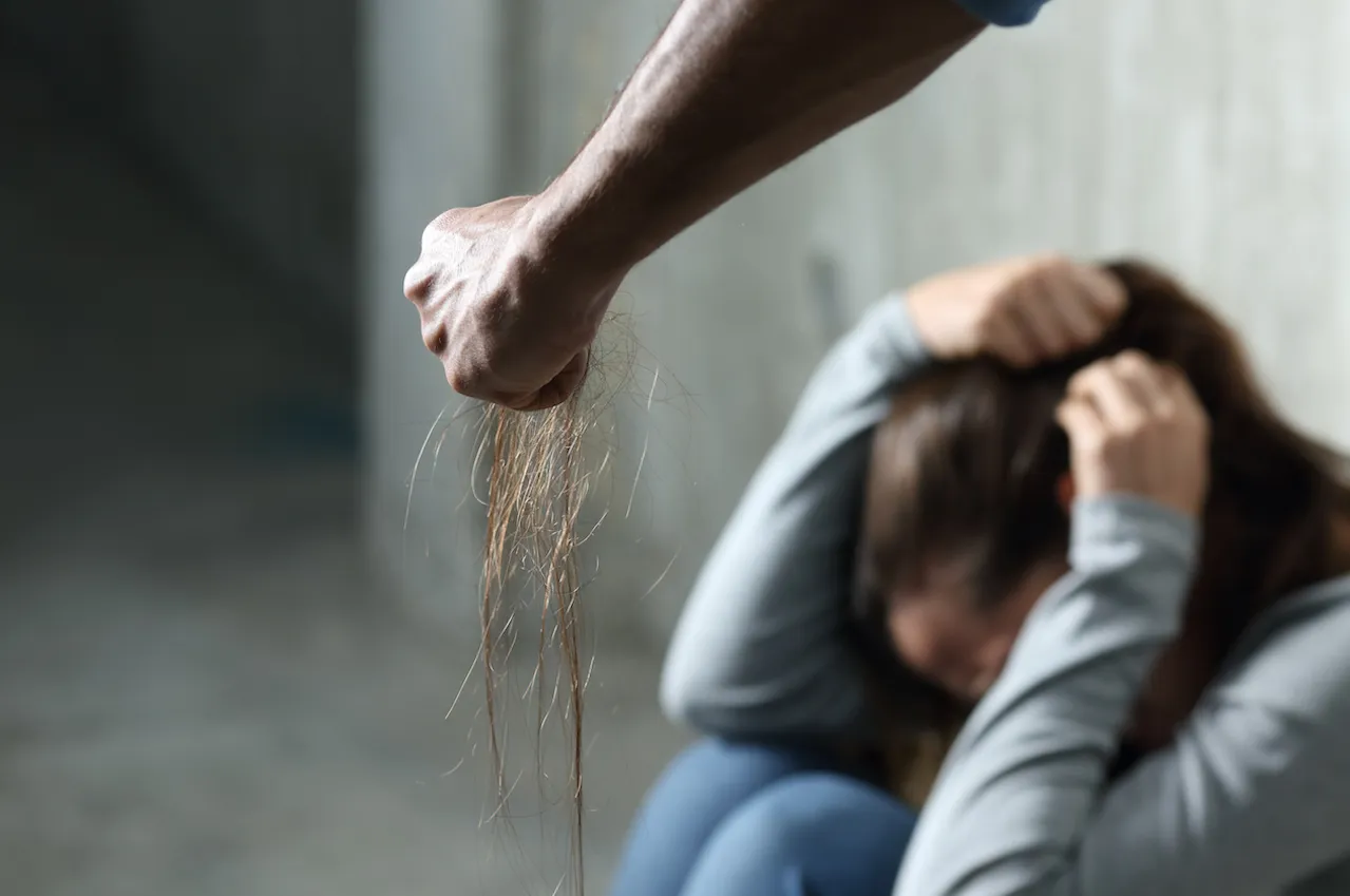 Hombre-golpea-a-su-mujer-en-Nagua