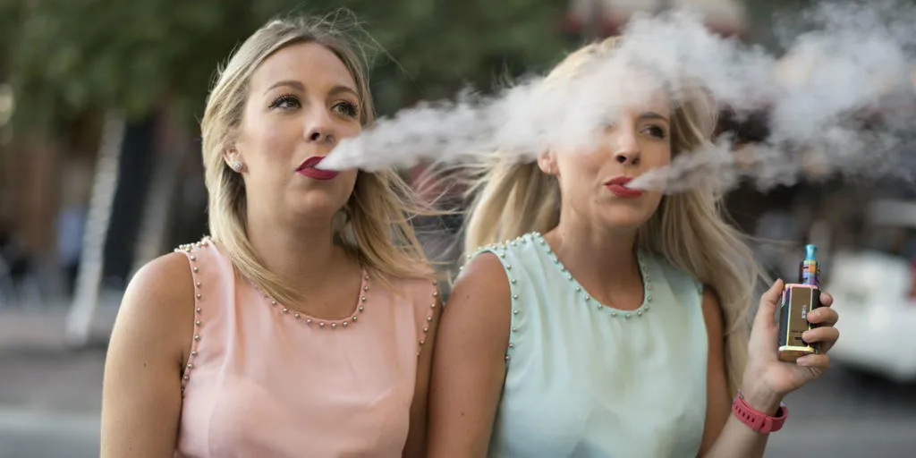 mujeres-vapeando