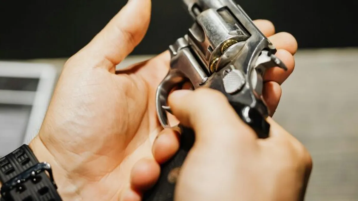 un-arma-mano-una-persona-pexelscom-kaboompicscom